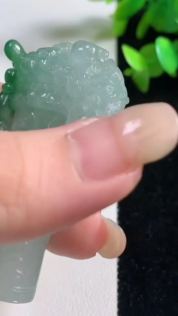 天然A货翡翠龙牌吊坠，尺寸59-32.4-11.2，重量:33.93g
9月11日