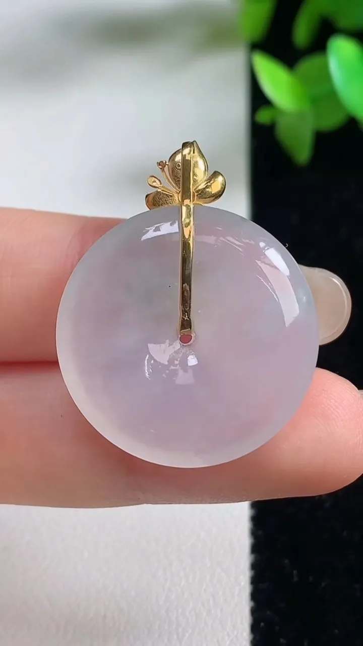 天然A货翡翠种白冰平安扣吊坠，尺寸24.8-4.8，重量:6.88g
9月11日