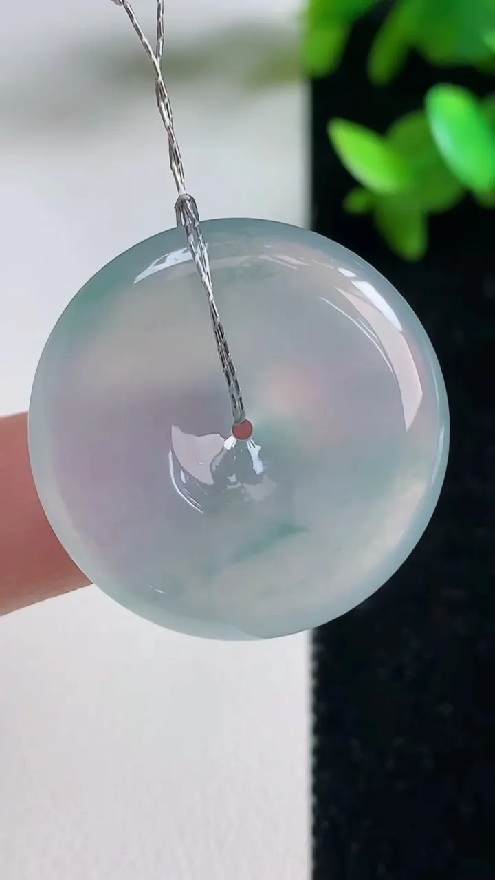 天然A货翡翠种飘花平安扣吊坠，尺寸28-5.7，重量:10.61g
9月11日