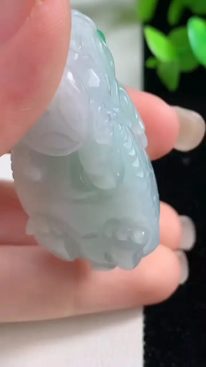 天然A货翡翠龙龟吊坠，尺寸47.3-28.8-18.5，重量:40.40g
9月11日