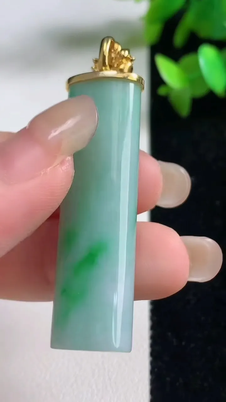 天然A货翡翠平安柱吊坠，尺寸45.3-13-8，重量:14.13g
9月11日
