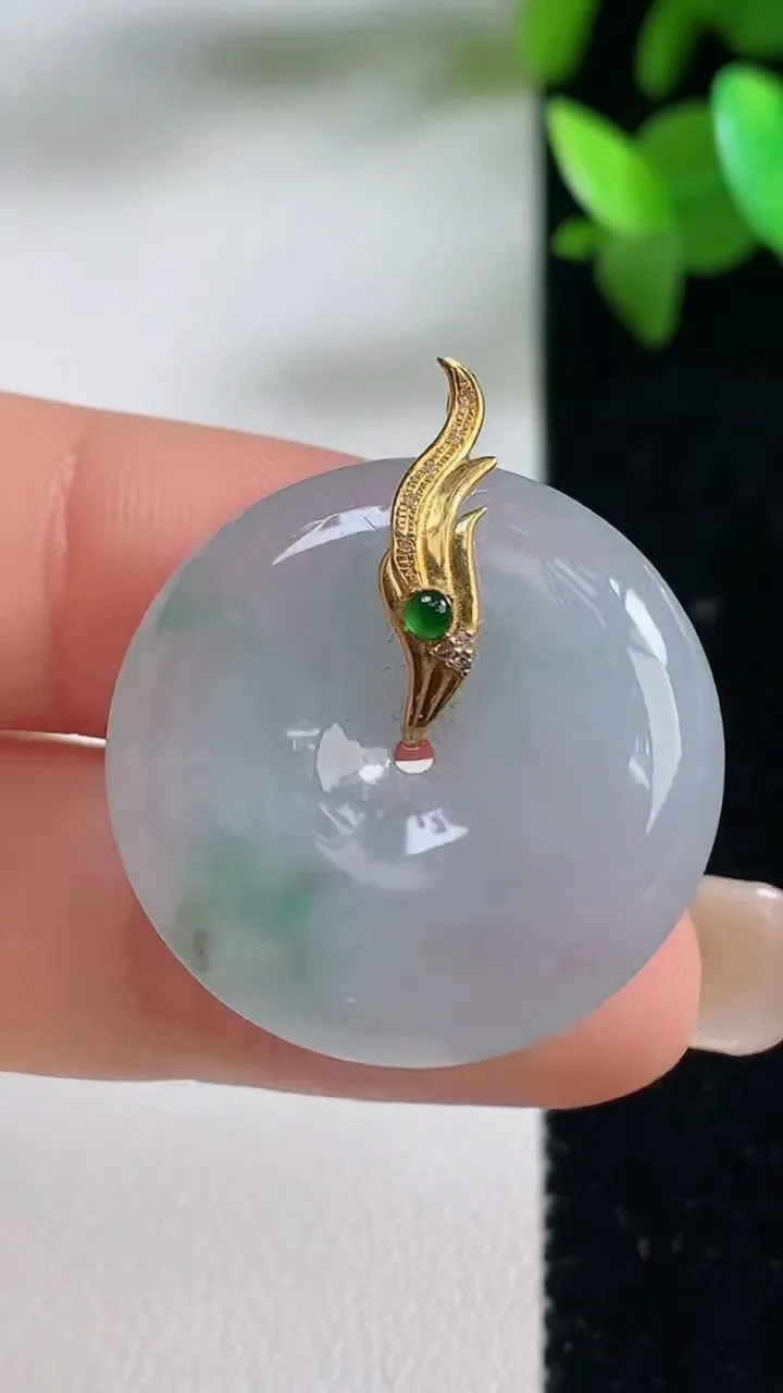 天然A货翡翠种飘花平安扣吊坠，尺寸26.7-6.3，重量:10.00g
9月11日