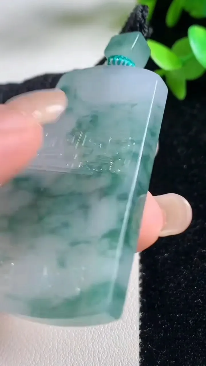 天然A货翡翠种飘花仿古无事牌吊坠，尺寸53.3-34.8-5.6，重量:33.32g
9月11日