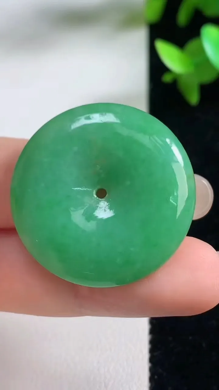 天然A货翡翠平安扣吊坠，尺寸30.4-5.3，重量:10.27g
9月11日