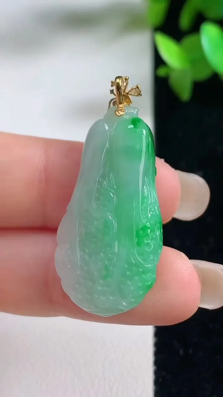 天然A货翡翠白菜吊坠，尺寸34-16.5-8.5，重量:8.07g
9月11日