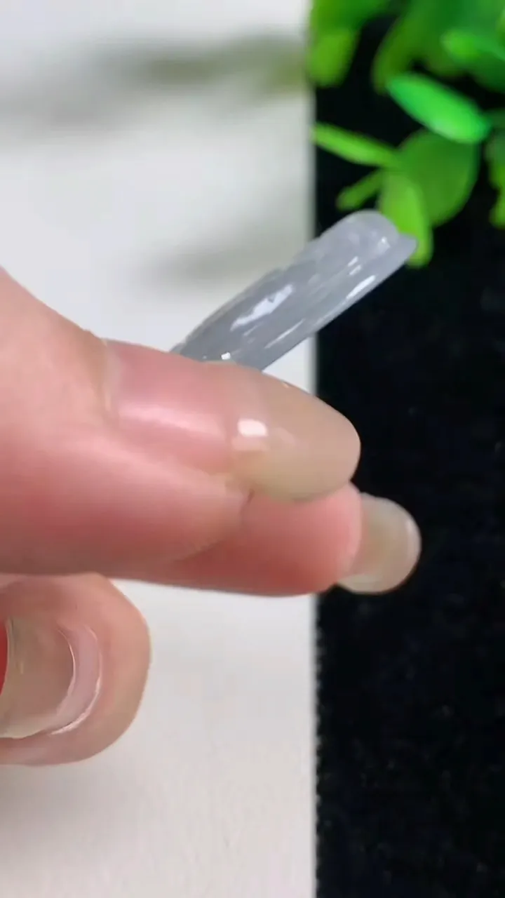 天然A货翡翠种飘花观音菩萨吊坠，尺寸66-41.5-5，重量:25.77g
9月11日