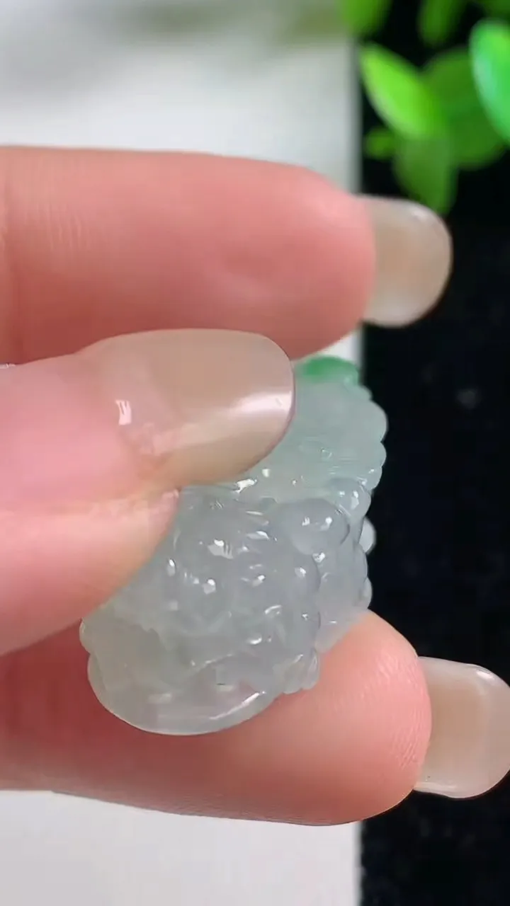 天然A货翡翠貔貅吊坠，尺寸31.3-16.6-10.6，重量:11.49g
9月11日