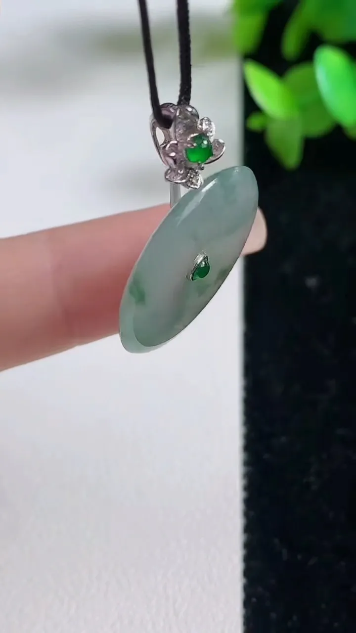 天然A货翡翠种飘花平安扣吊坠，尺寸22-3.6，重量:4.56g
9月11日