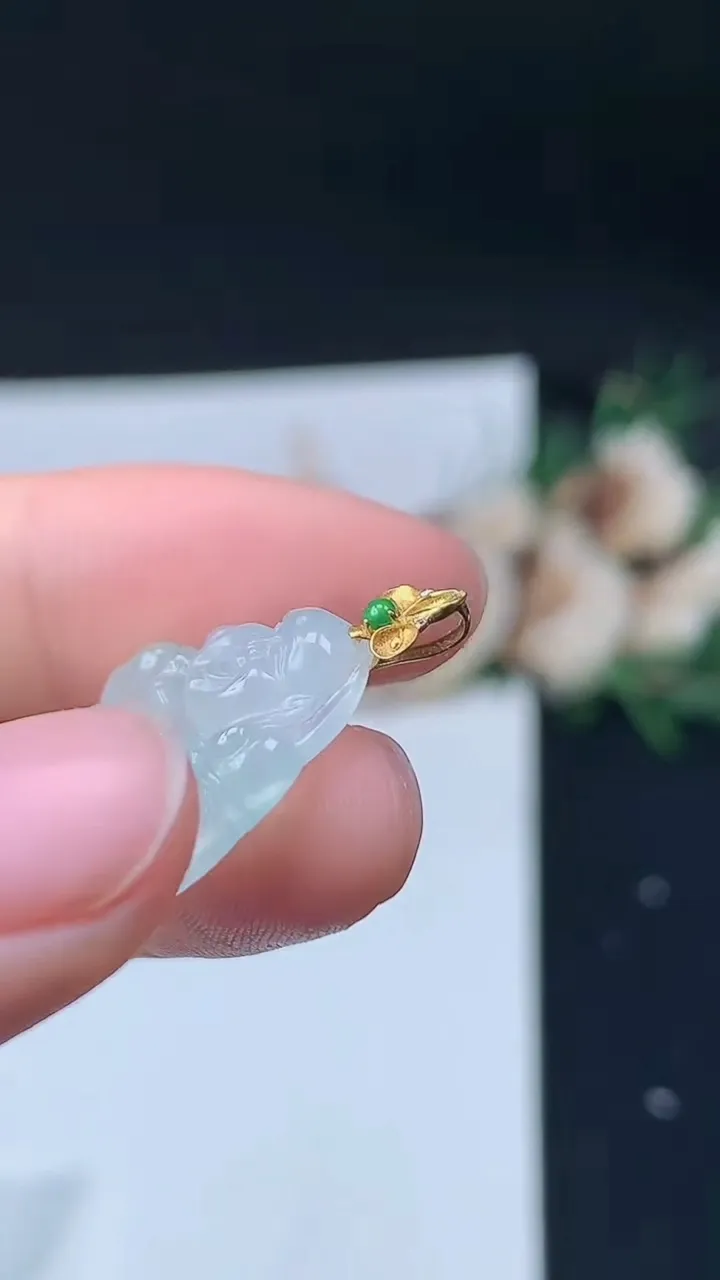 天然A货翡翠白冰佛公吊坠，尺寸18.2-19.2-5.5，重量:3.10g
9月11日
