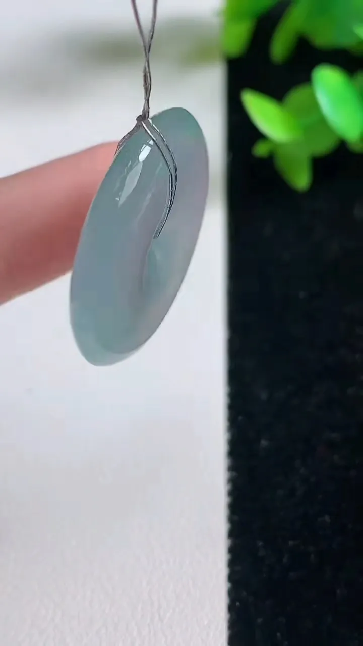 天然A货翡翠种飘花平安扣吊坠，尺寸28-5.7，重量:10.61g
9月11日
