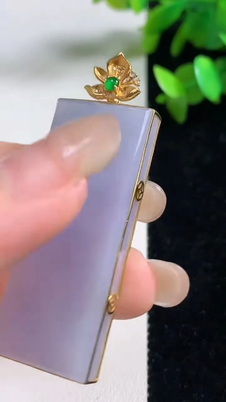 天然A货翡翠18k金紫罗兰无事牌吊坠，尺寸46.6-19-5.5，重量:17.18g
9月11日