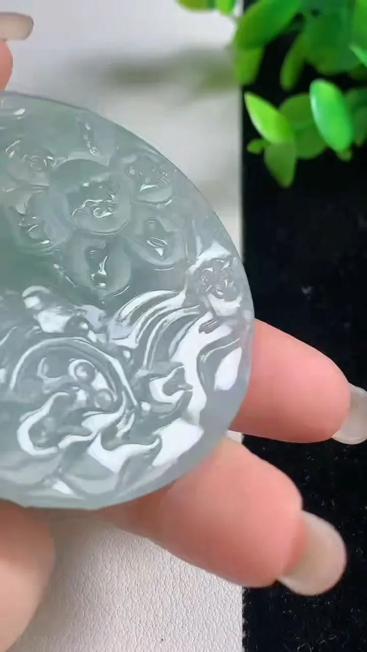 天然A货翡翠大势至观音菩萨吊坠，尺寸54.5-5，重量:30.30g
9月11日