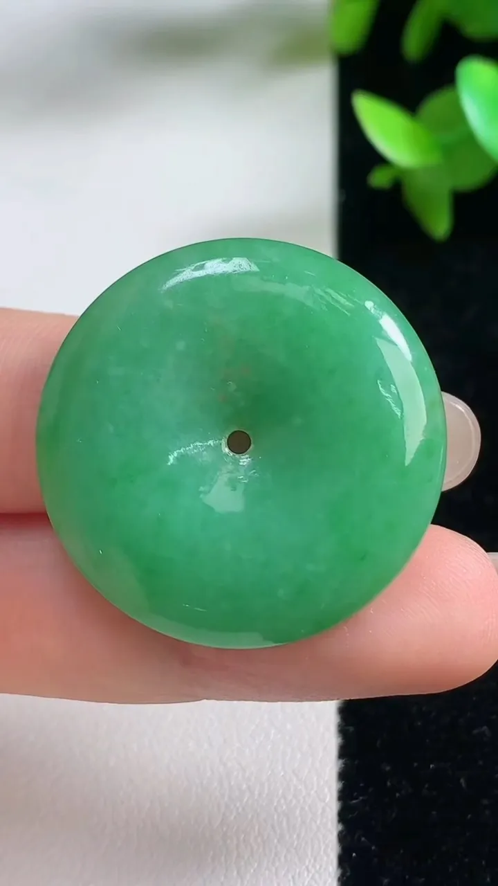 天然A货翡翠平安扣吊坠，尺寸30.4-5.3，重量:10.27g
9月11日