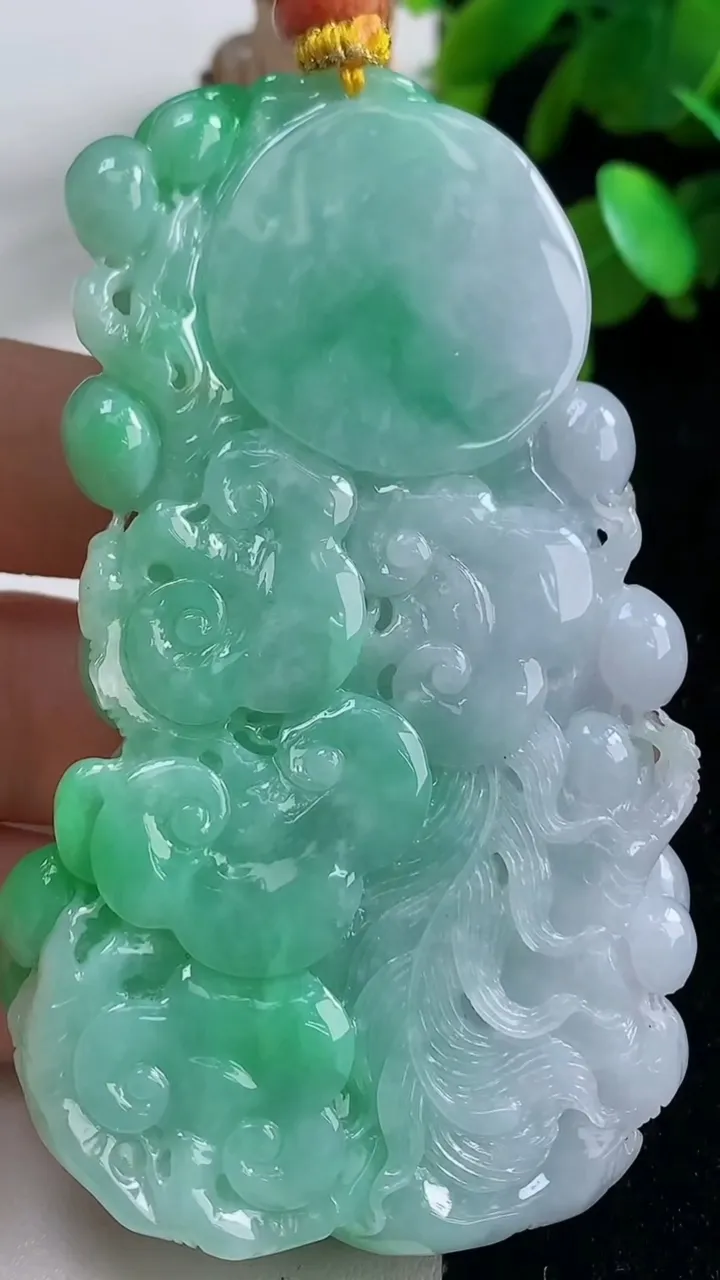 天然A货翡翠凤凰吊坠一对，尺寸74.2-40.6-13，重量:89.50g
9月11日