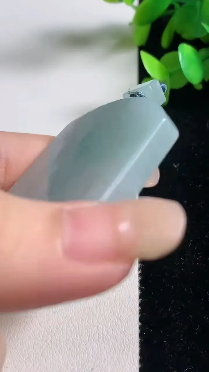 天然A货翡翠冰种飘花无事牌吊坠，尺寸54-40.3-5.5，重量:40.00g
9月11日