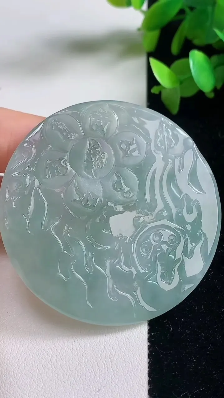 天然A货翡翠大势至观音菩萨吊坠，尺寸54.5-5，重量:30.30g
9月11日