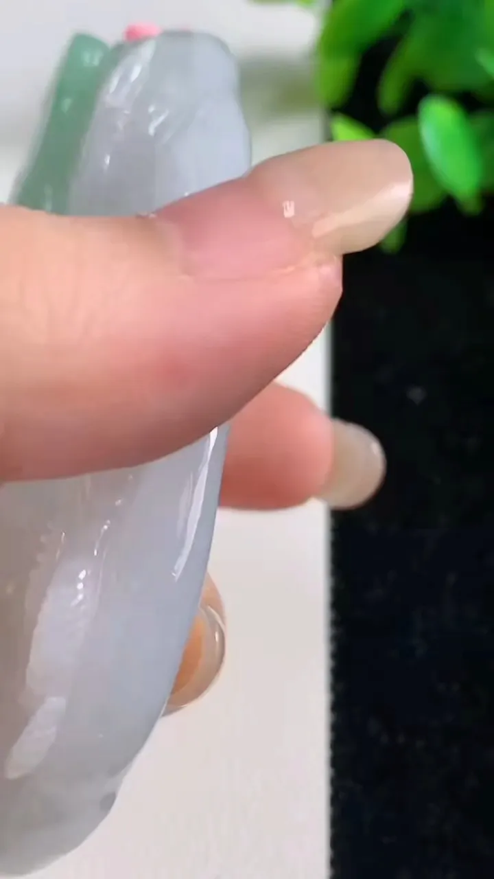 天然A货翡翠龙牌吊坠，尺寸74-45.6-11.8，重量:77.48g
9月11日