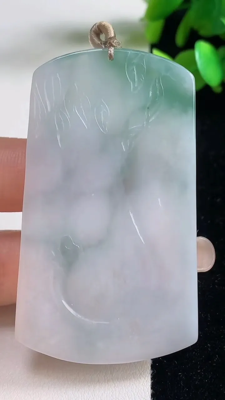 天然A货翡翠大势至观音菩萨吊坠，尺寸63.3-36.2-4.6，重量:28.83g
9月11日