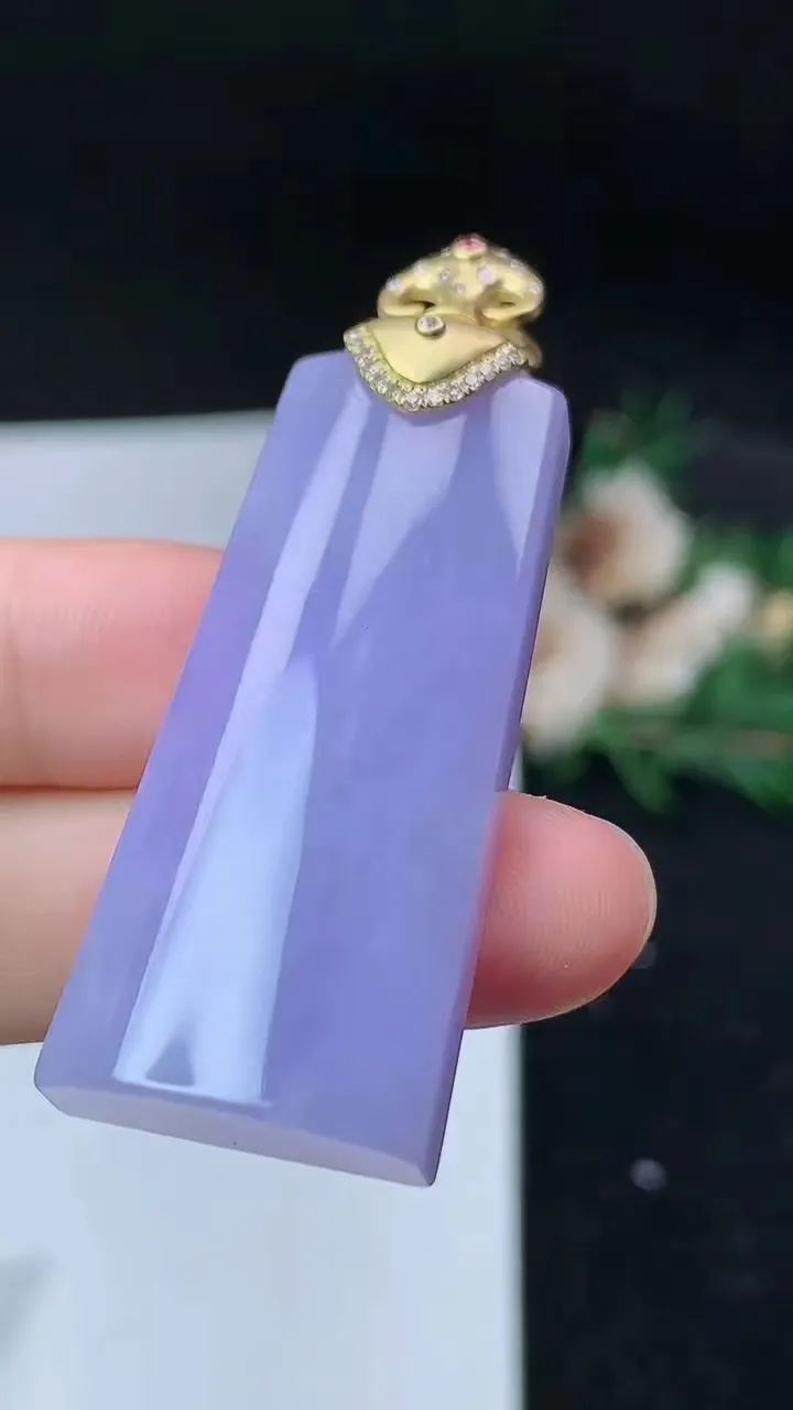 天然A货翡翠k金紫罗兰无事牌吊坠，尺寸42-18.4-8，重量:18.62g
9月11日