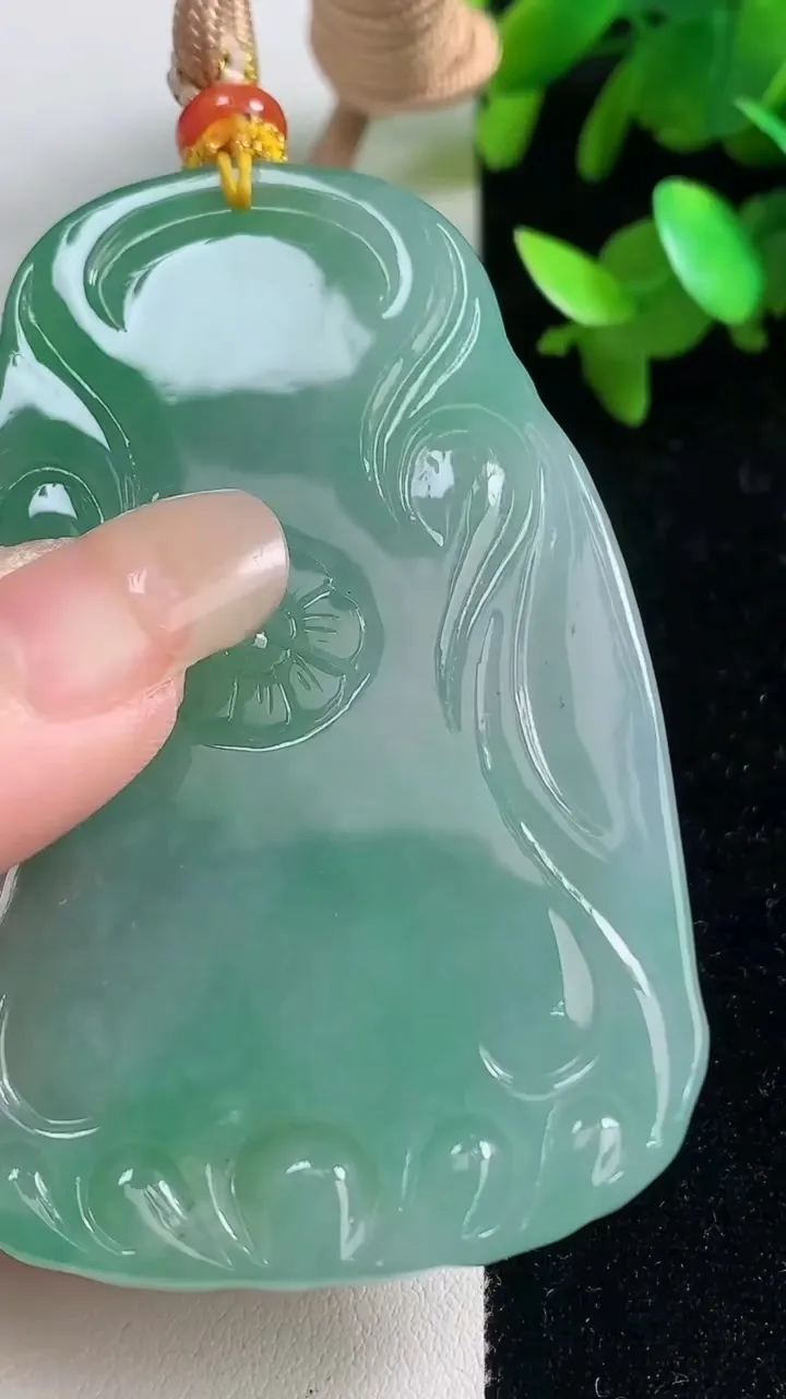 天然A货翡翠虚空藏观音菩萨吊坠，尺寸70-45.5-7.8，重量:63.65g
9月11日