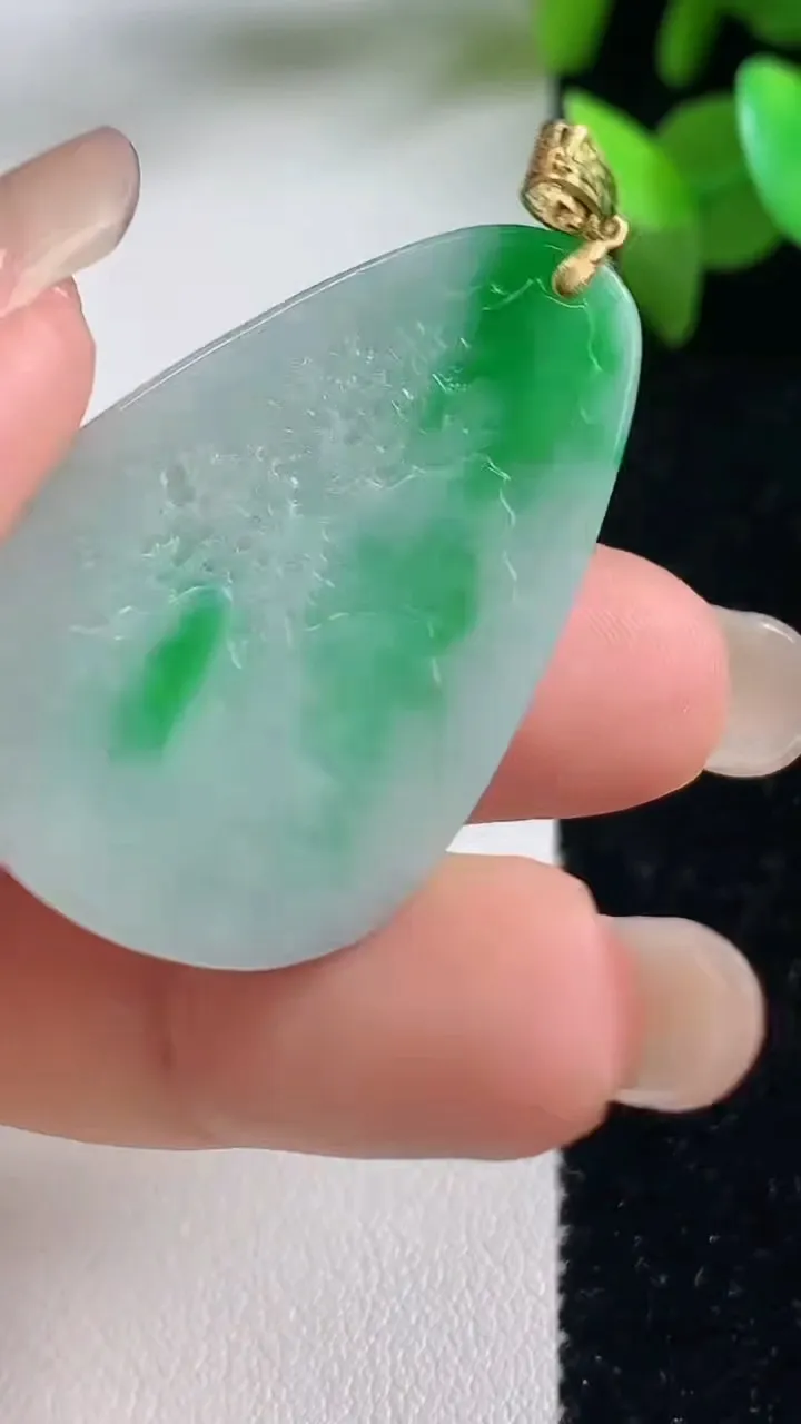 天然A货翡翠山水牌吊坠，尺寸37.6-24.6-6.8，重量:12.29g
9月11日