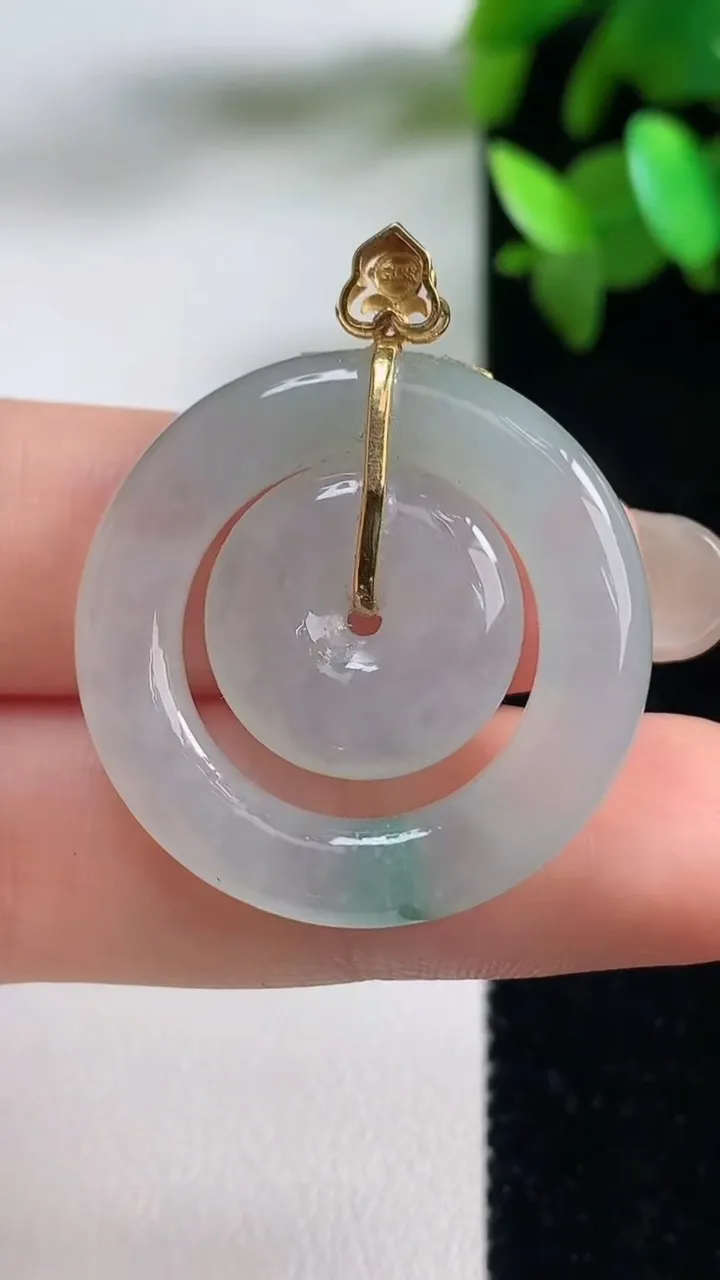 天然A货翡翠种飘花母子平安扣吊坠，尺寸29-4.5，重量:8.91g
9月11日