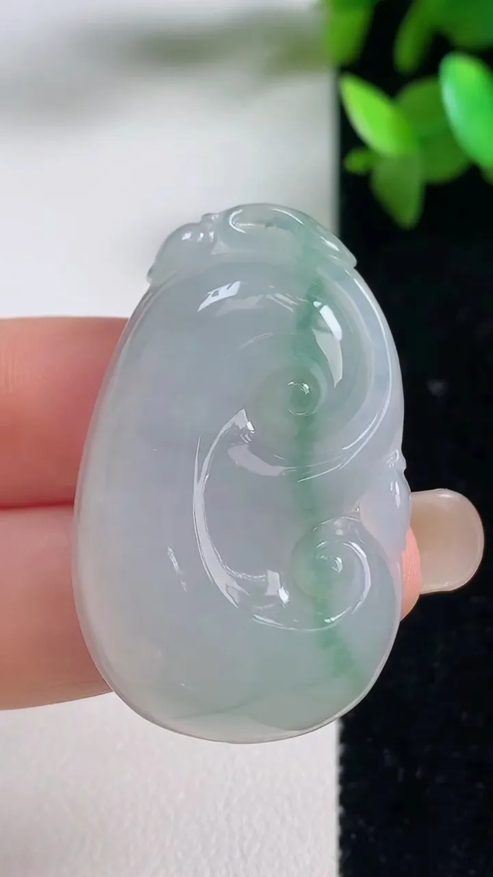 天然A货翡翠如意吊坠，尺寸39.3-24.3-6，重量:10.32g
9月11日