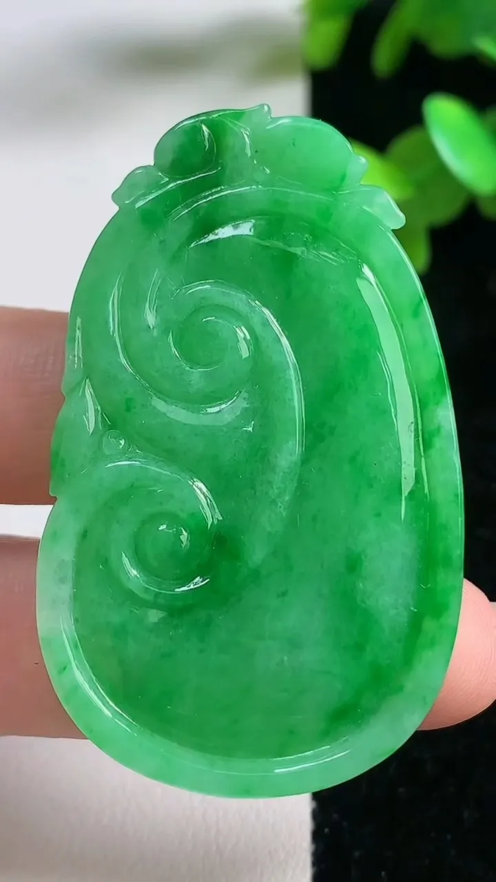 天然A货翡翠如意吊坠，尺寸51.5-31.3-6，重量:17.36g
9月11日