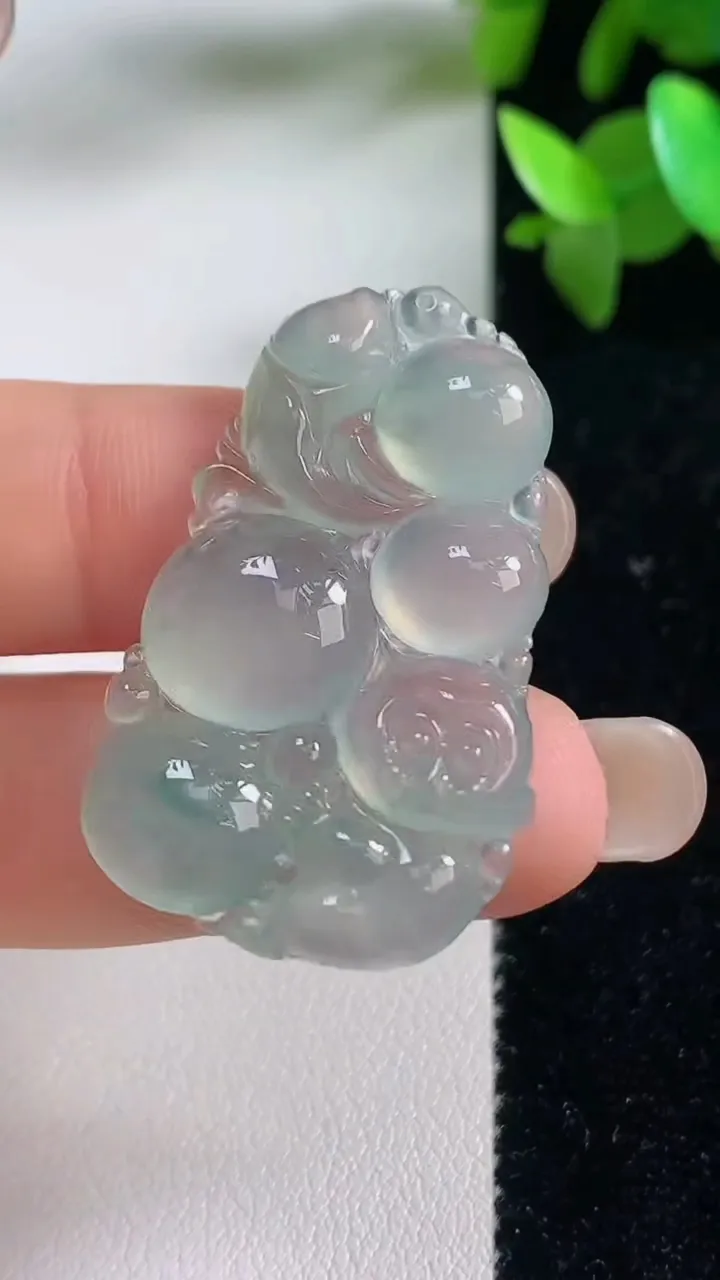 天然A货翡翠冰种飘花生肖猴吊坠，尺寸37.5-23.8-4.7，重量:7.08g
9月11日