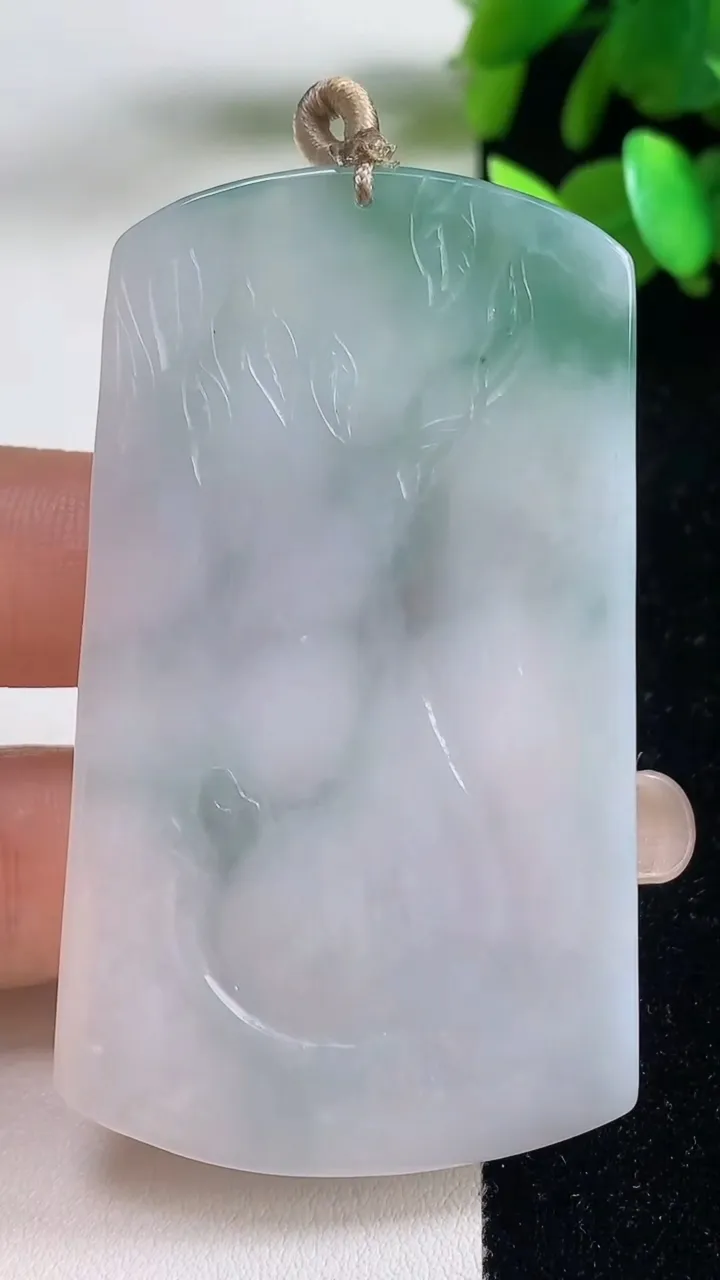 天然A货翡翠大势至观音菩萨吊坠，尺寸63.3-36.2-4.6，重量:28.83g
9月11日