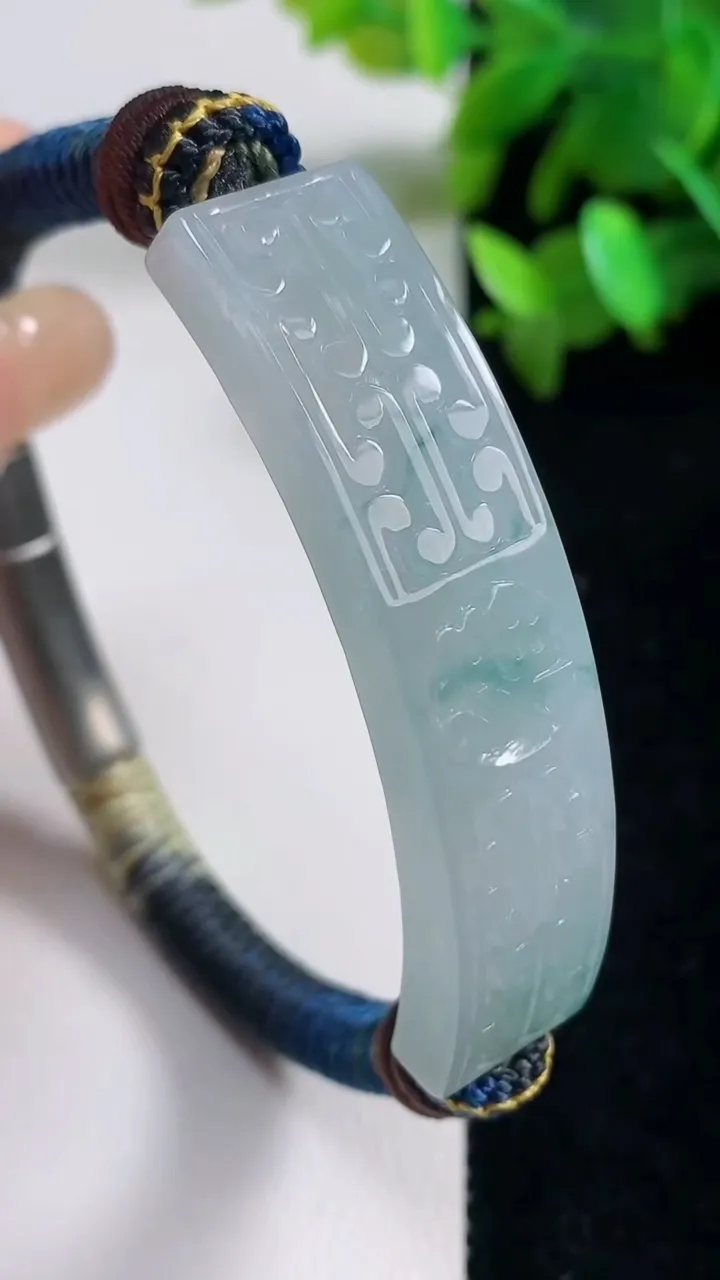 天然A货翡翠冰种飘花复古手绳，尺寸54.5-12-5.3，重量:24.14g
9月11日