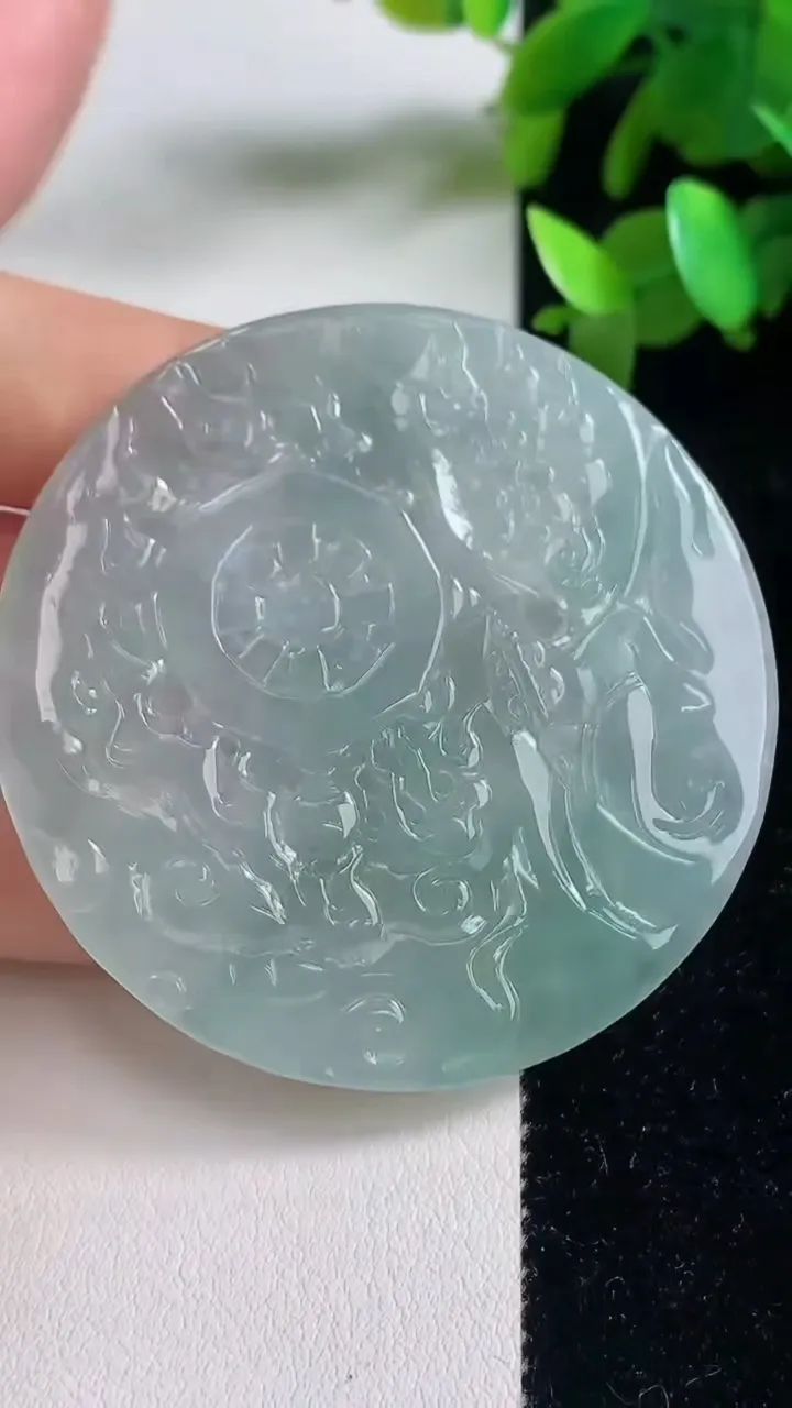 天然A货翡翠大势至观音菩萨吊坠，尺寸55-4.8，重量:30.80g
9月11日