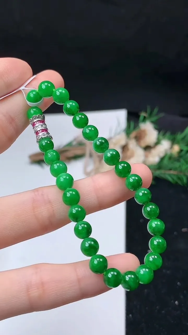 天然A货翡翠圆珠手串，尺寸6.1-28颗，重量:11.91g9月11日
工厂直销收藏佳品,种好水足，色泽均匀，有种有色，上手高大气！