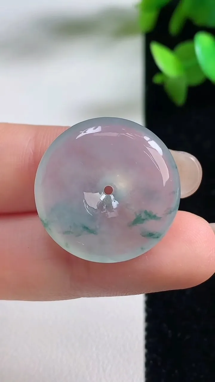 天然A货翡翠冰种飘花平安扣吊坠，尺寸22.8-4.5，重量:6.48g
9月11日