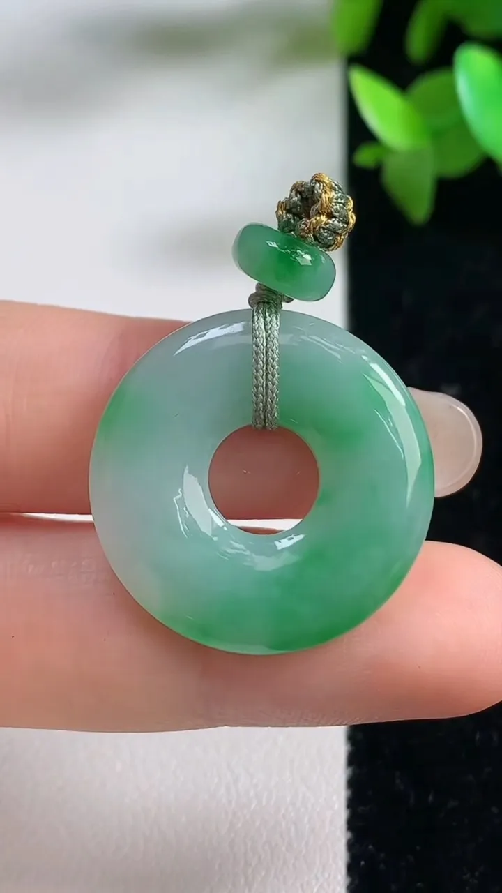 天然A货翡翠平安环吊坠，尺寸24.7-3.7，重量:5.18g
9月11日