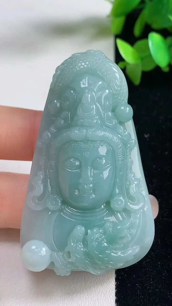 天然A货翡翠观音头吊坠，尺寸60.3-37.2-12.5，重量:49.77g
9月11日