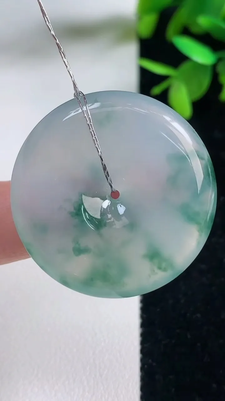 天然A货翡翠种飘花平安扣吊坠，尺寸33.6-6，重量:15.65g
9月11日