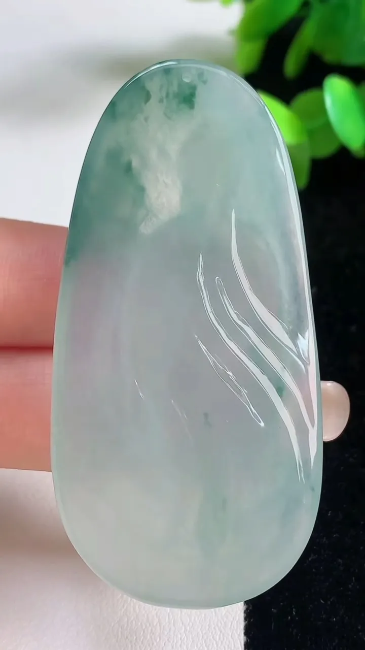 天然A货翡翠冰种飘花阿尼陀佛吊坠，尺寸63.8-32-5.4，重量:24.28g
9月11日