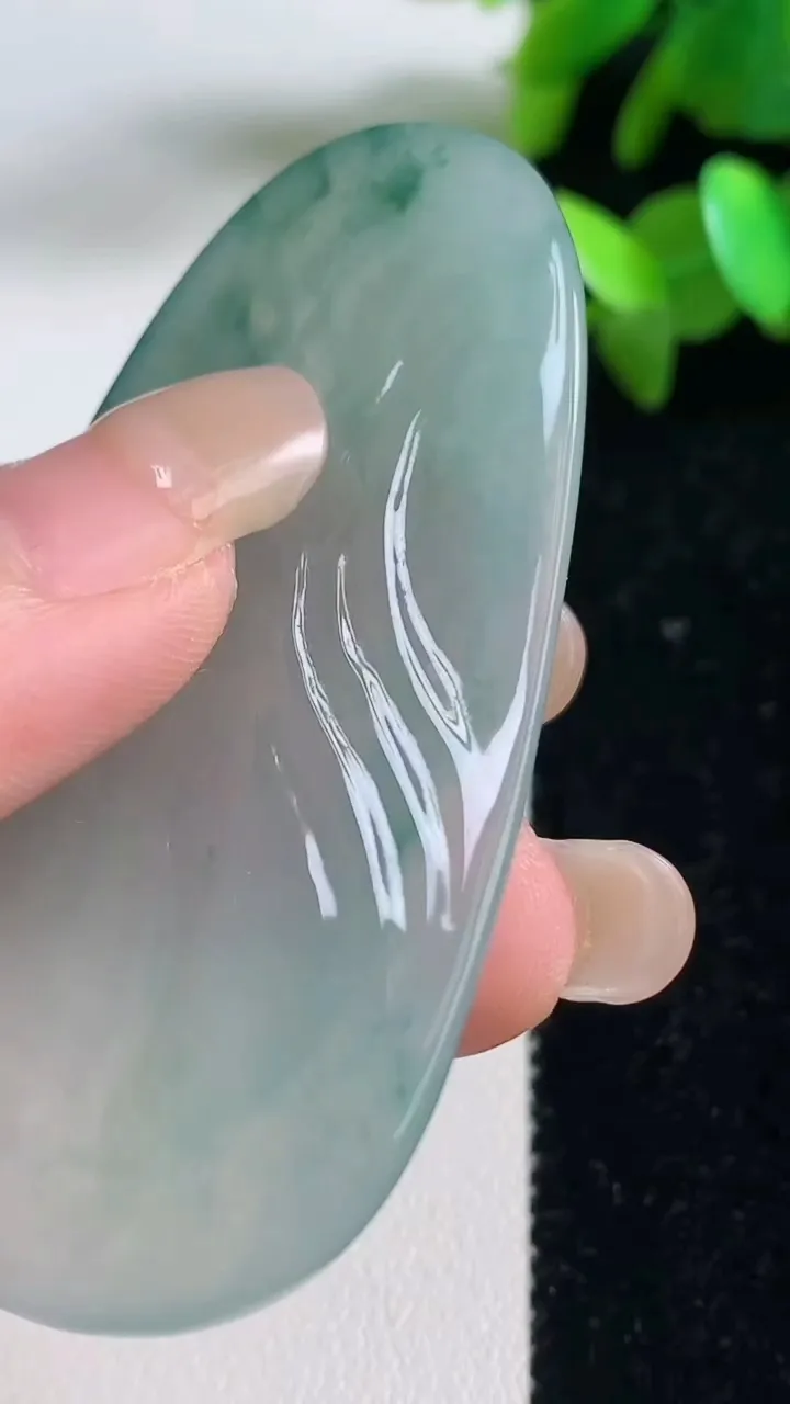天然A货翡翠冰种飘花阿尼陀佛吊坠，尺寸63.8-32-5.4，重量:24.28g
9月11日