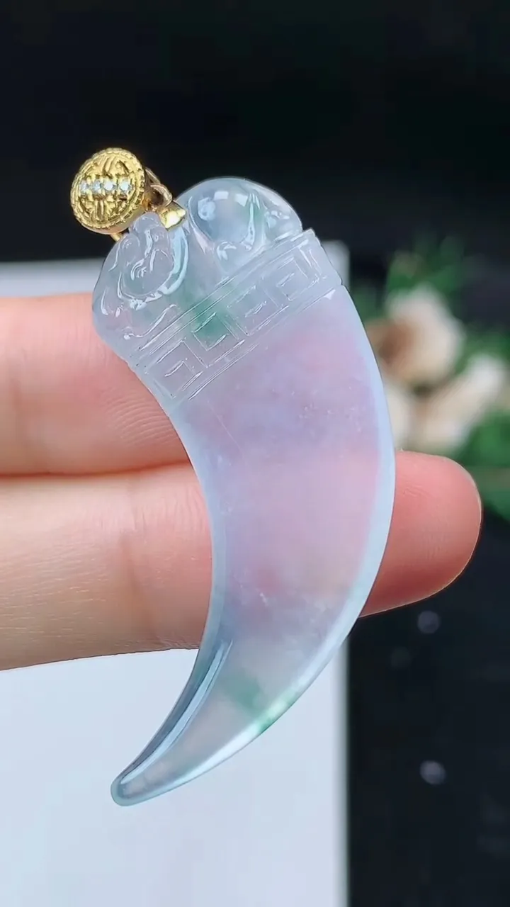 天然A货翡翠狼牙吊坠，尺寸43.4-15.2-5.6，重量:7.76g
9月11日