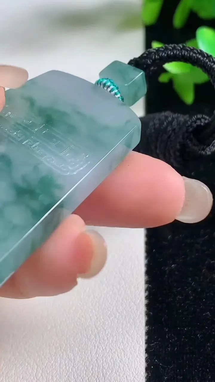 天然A货翡翠种飘花仿古无事牌吊坠，尺寸53.3-34.8-5.6，重量:33.32g
9月11日