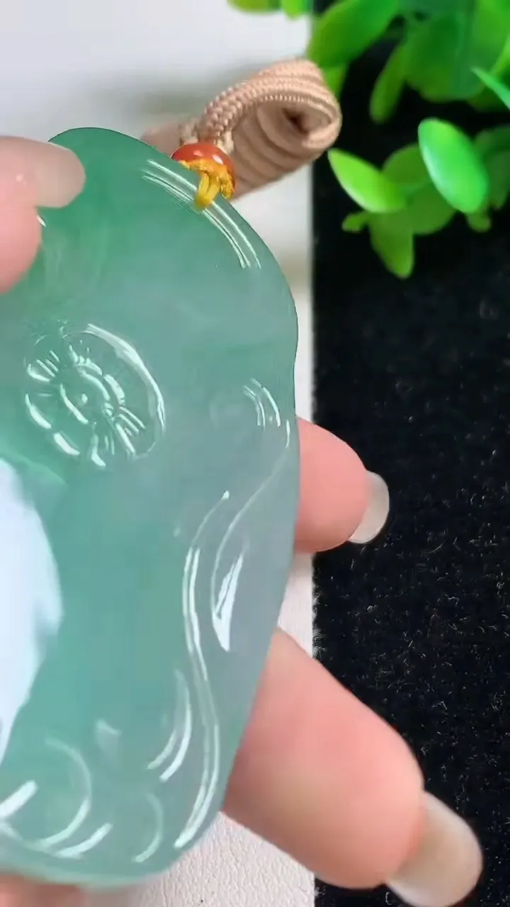 天然A货翡翠虚空藏观音菩萨吊坠，尺寸70-45.5-7.8，重量:63.65g
9月11日