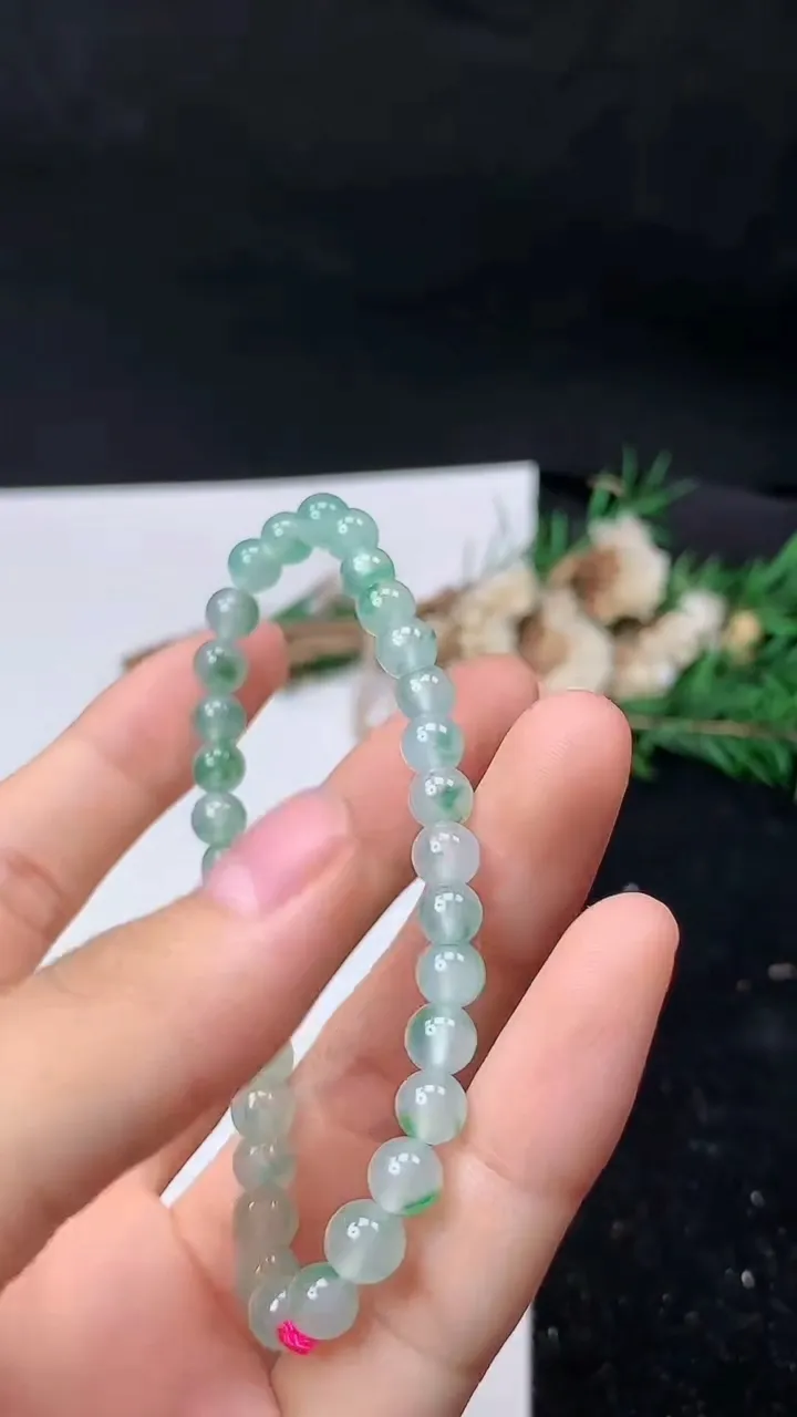 天然A货翡翠飘花圆珠手串，尺寸5.7-33颗，重量:10.21g9月11日
工厂直销收藏佳品,种好水足，色泽均匀，有种有色，上手高大气！