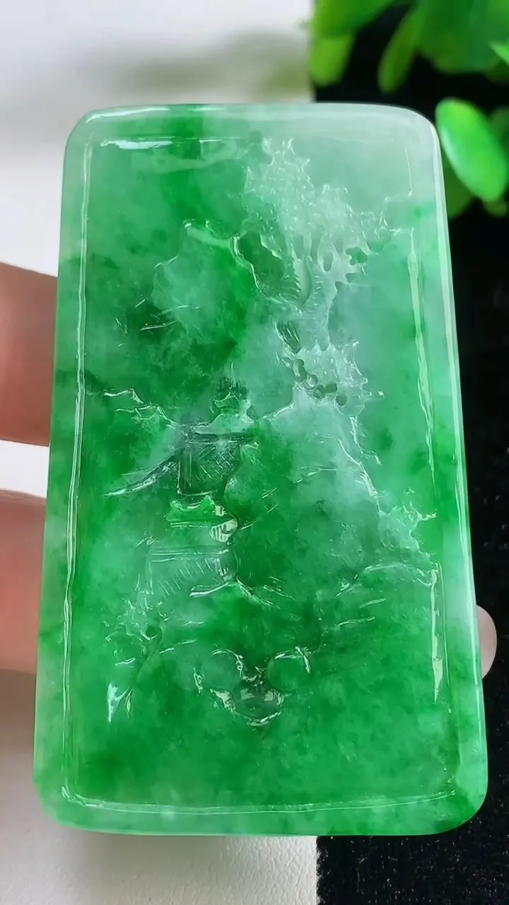 天然A货翡翠山水牌吊坠，尺寸63.4-37.5-5.6，重量:28.17g
9月11日