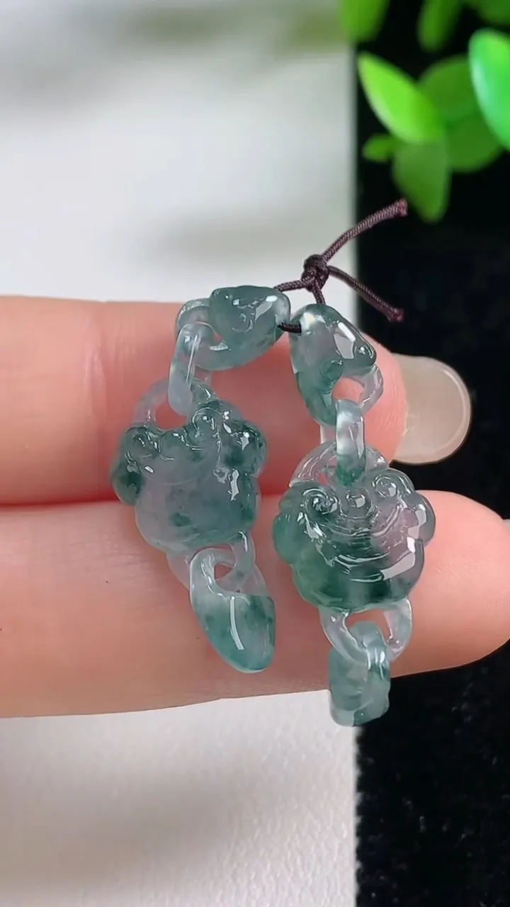 天然A货翡翠冰种飘花如意锁吊坠一对，尺寸27.8-9.7-5.8，重量:4.47g
9月11日