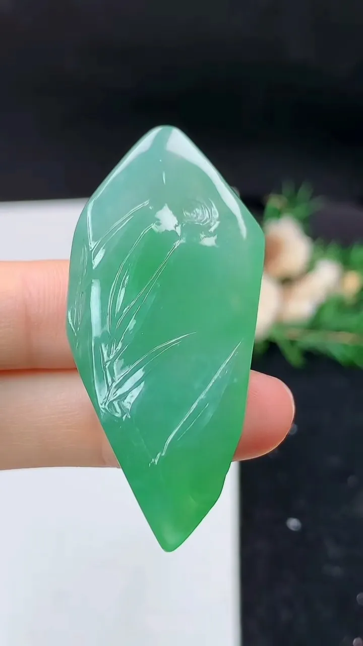 天然A货翡翠观音头吊坠，尺寸50.9-22.9-10.2，重量:19.46g
9月11日