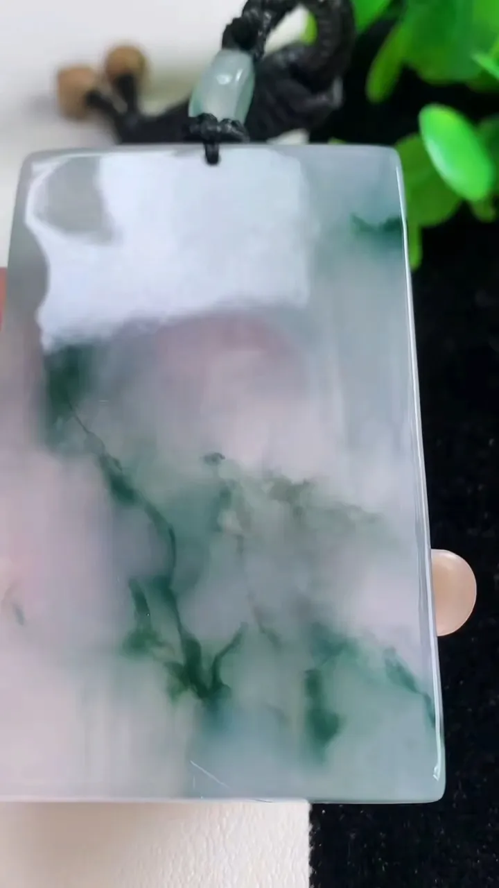天然A货翡翠种飘花素衣观音吊坠，尺寸60.2-39.6-4.6，重量:37.94g
9月11日