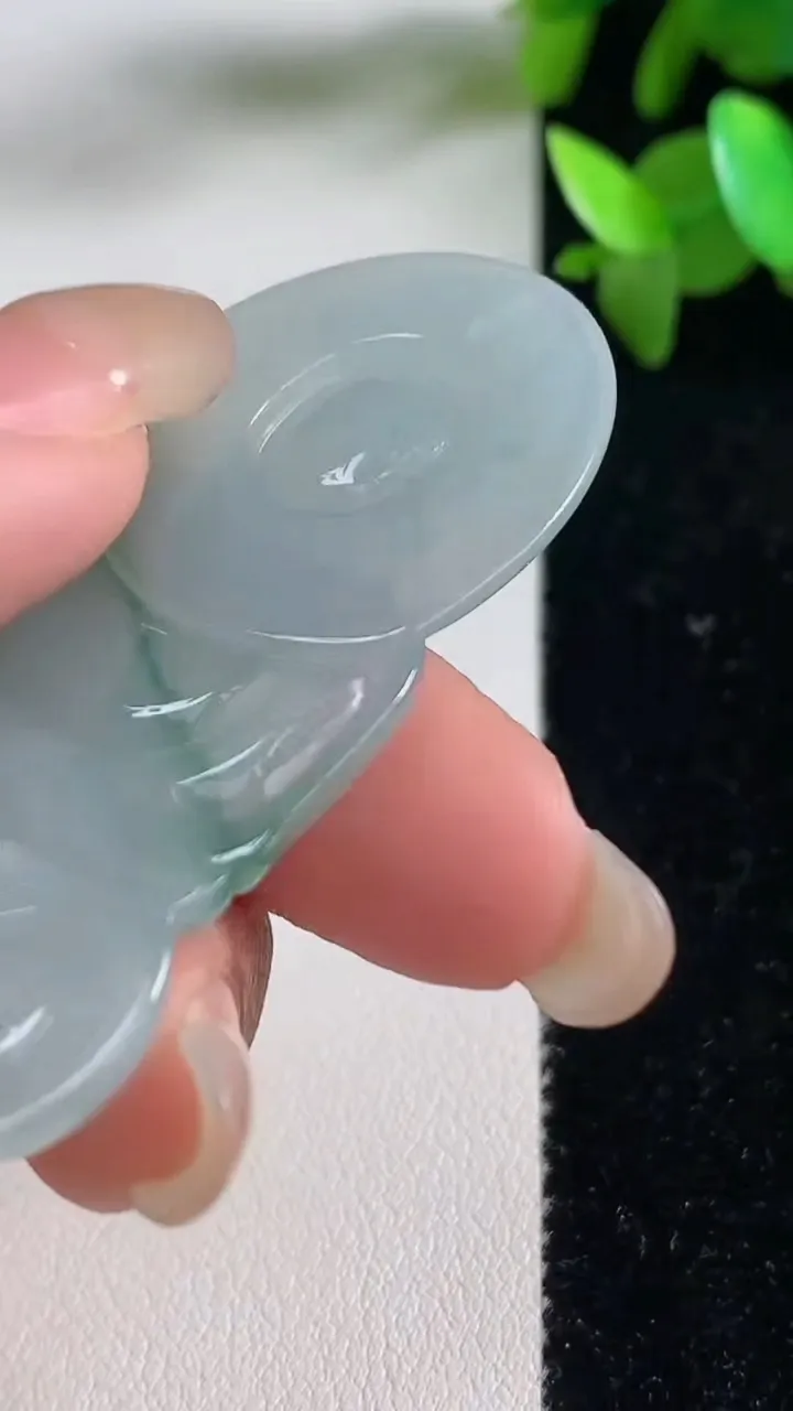 天然A货翡翠冰种飘花观音菩萨吊坠，尺寸61-35-5.5，重量:21.44g
9月11日