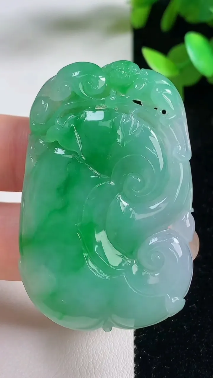 天然A货翡翠如意吊坠，尺寸50.4-34-7，重量:26.36g
9月11日