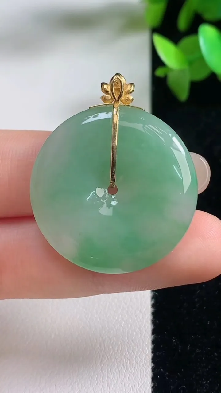 天然A货翡翠平安扣吊坠，尺寸28.8-4.7，重量:9.36g
9月11日